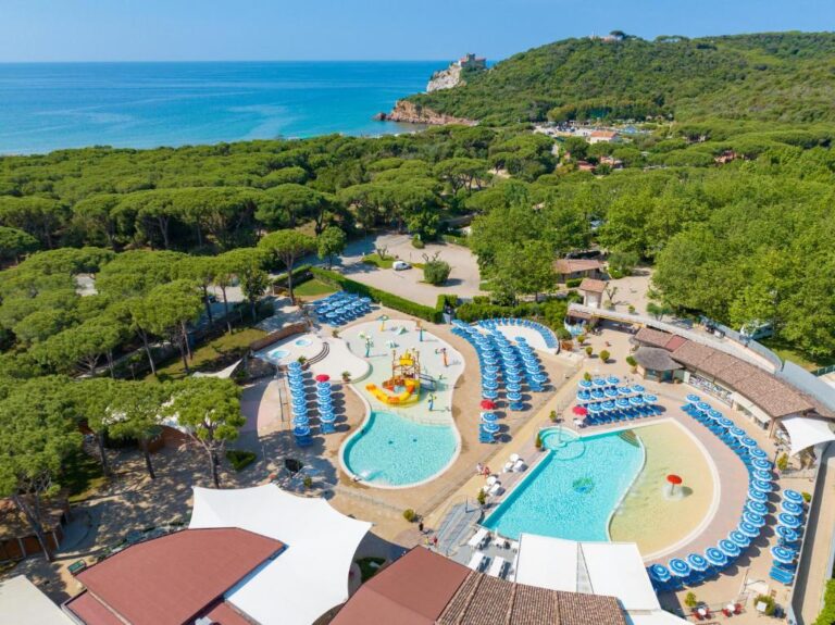 Het zwembad van camping village baia azzura in toscane