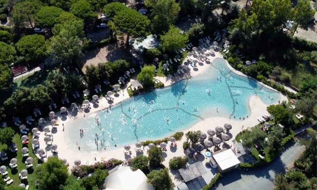 Camping Le Esperidi het bovenaanzicht van de camping