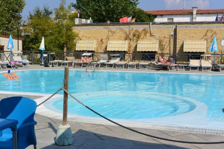 Camping village torre pendente toscane zwembad