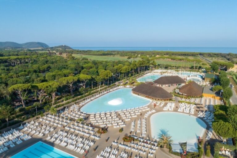 De zwembaden van Camping Park Albatros in Toscane aan zee