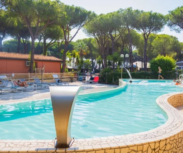 Camping II Gabbiano Toscane zwembad met waterval