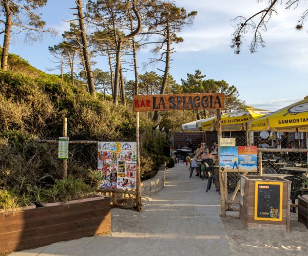 De beachbar op Camping Baia verde in Toscane