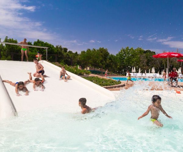 zwembaden en waterpark hu montescudaio village in toscane