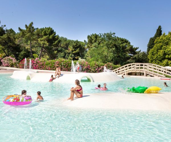 Lagune zwembad van Camping Hu Norcenni Girasole Village in Toscane