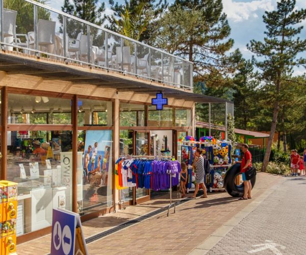 Winkeltjes op Camping Hu Norcenni Girasole Village in Toscane