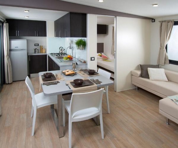 camping il gineprino in marina di bibboba woonkamer en keuken