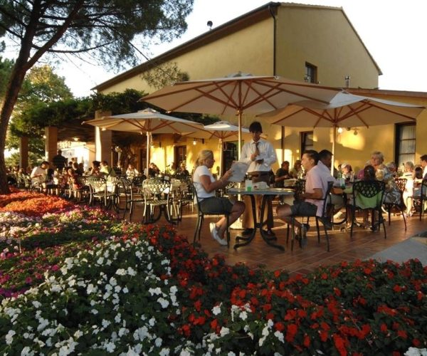 Restaurant op camping le capanne in toscane