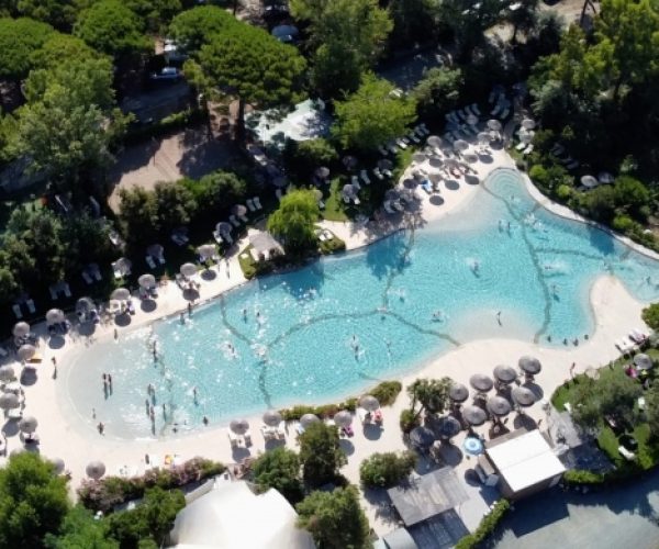 Camping Le Esperidi het bovenaanzicht van de camping