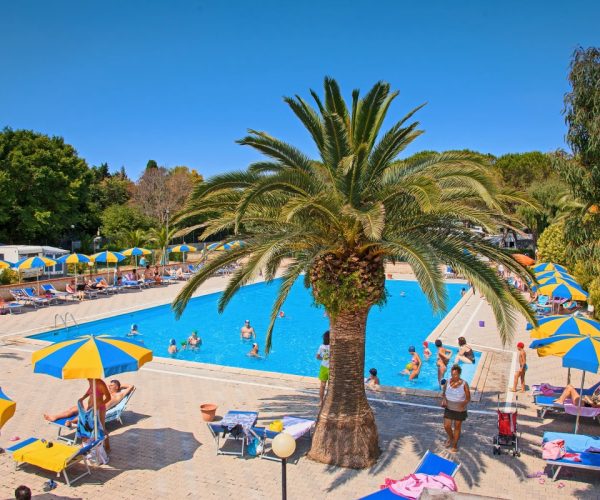 Het zwembad van camping mareblu in toscane