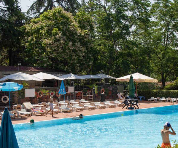 zwembad op camping siena colleverde in toscane vlakbij het centrum van siena