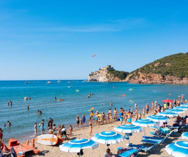 Het strand van camping village baia azzura in toscane