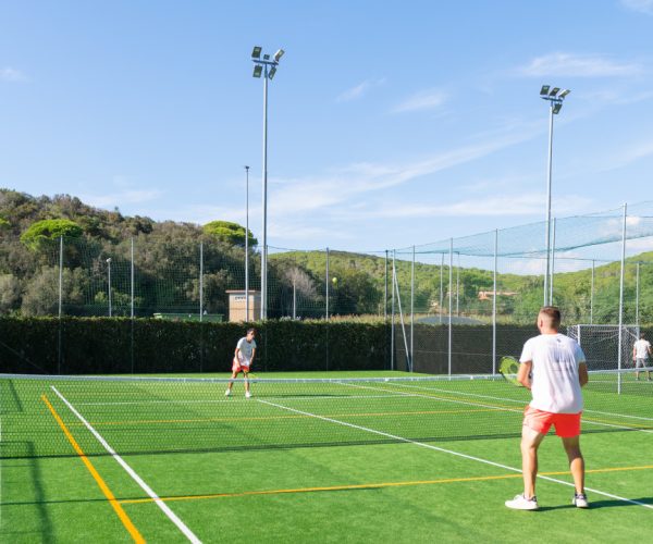 Tennis op camping village baia azzura in toscane