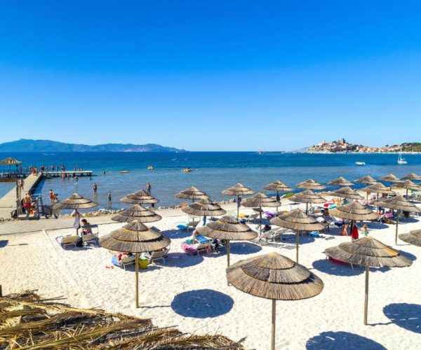 Het strand van camping gitavillage talamone in toscane