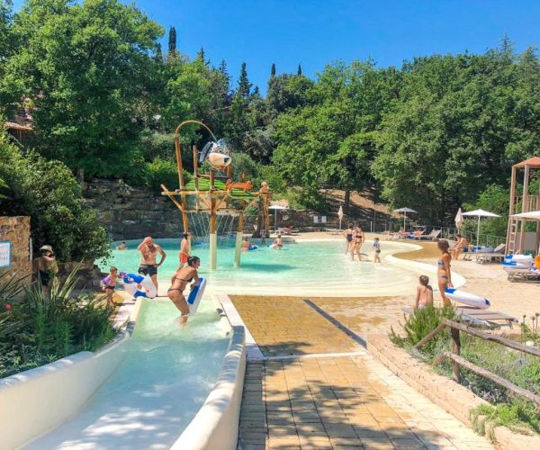 Het waterpark van Vallicella glamping resort in toscane