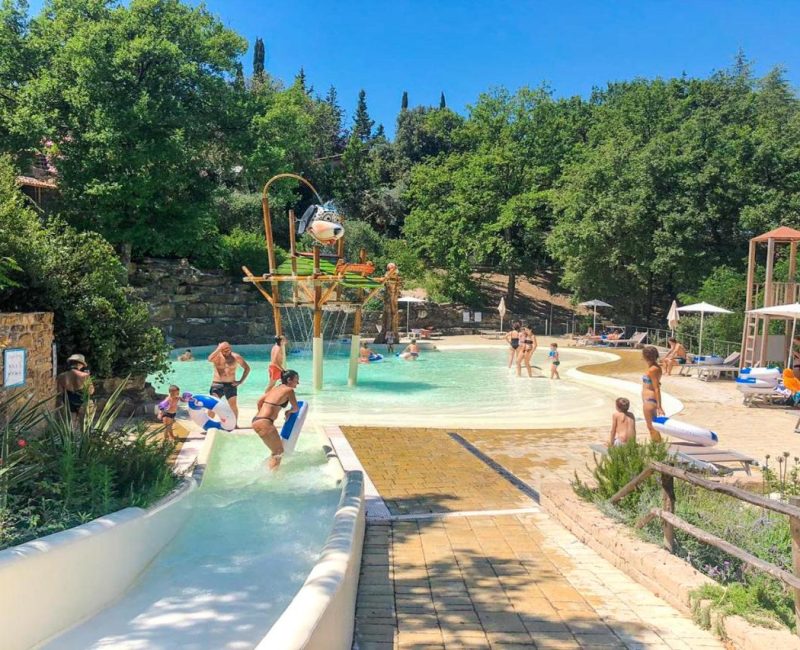 Het waterpark van Vallicella glamping resort in toscane